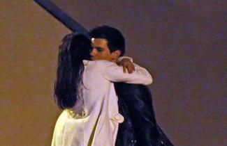 a-hanging-out-with-taylor-lautner-may-4th-selena-gomez-6009750-339-5001.jpg